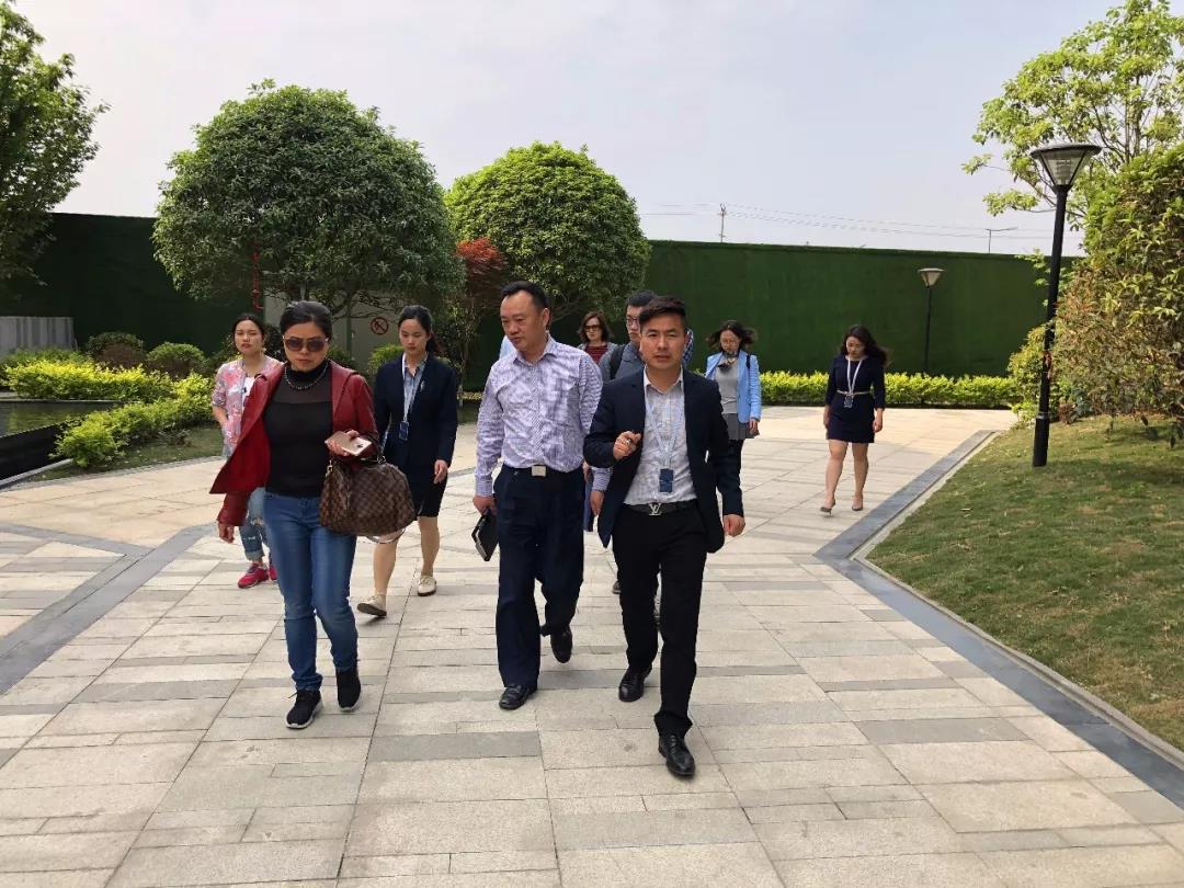 成都市委宣传部考察团一行调研安博站官网视觉文创产业园区