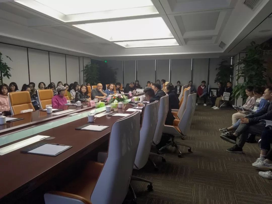 西华大学美术与设计学院院长张玉萍携研究生一行50人莅临安博站官网参观考察